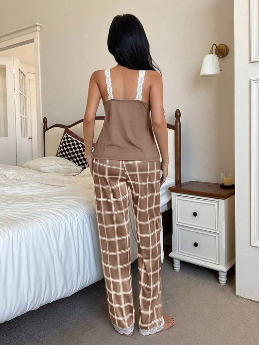 SHEIN طقم بيجامة كامي بلمسات دانتيل وبنطال كاروهات