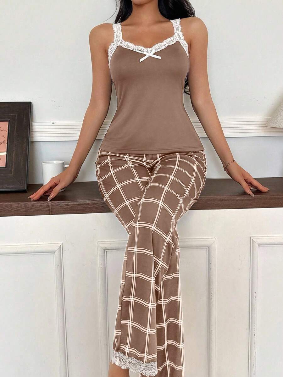 SHEIN طقم بيجامة كامي بلمسات دانتيل وبنطال كاروهات