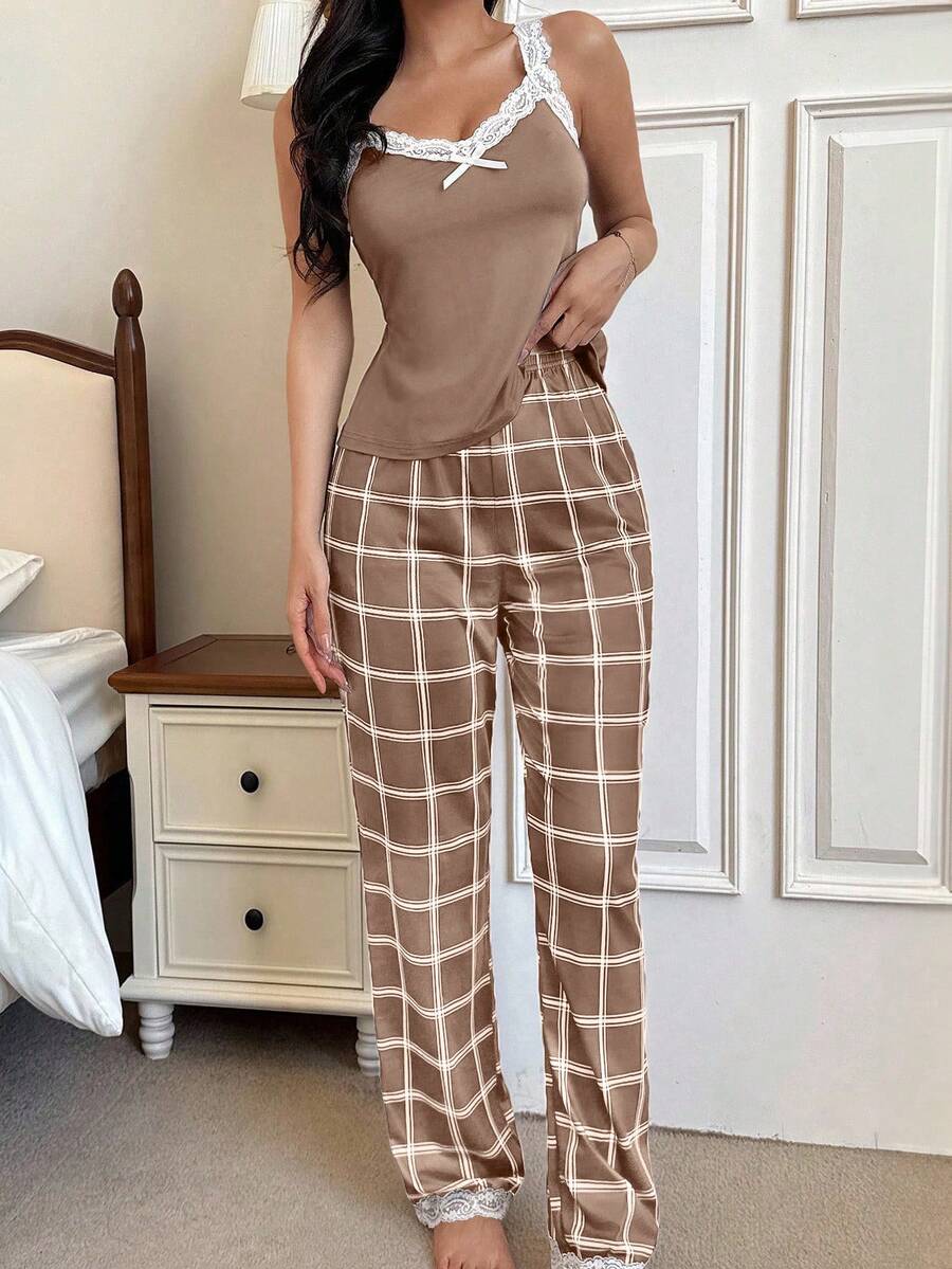 SHEIN طقم بيجامة كامي بلمسات دانتيل وبنطال كاروهات