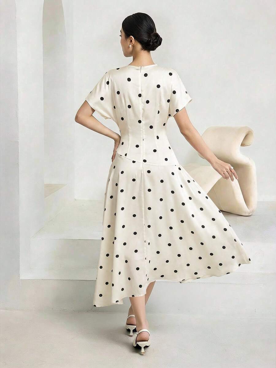 SHEIN فستان بطبعة نقاط مع تقليم خصر أنيق