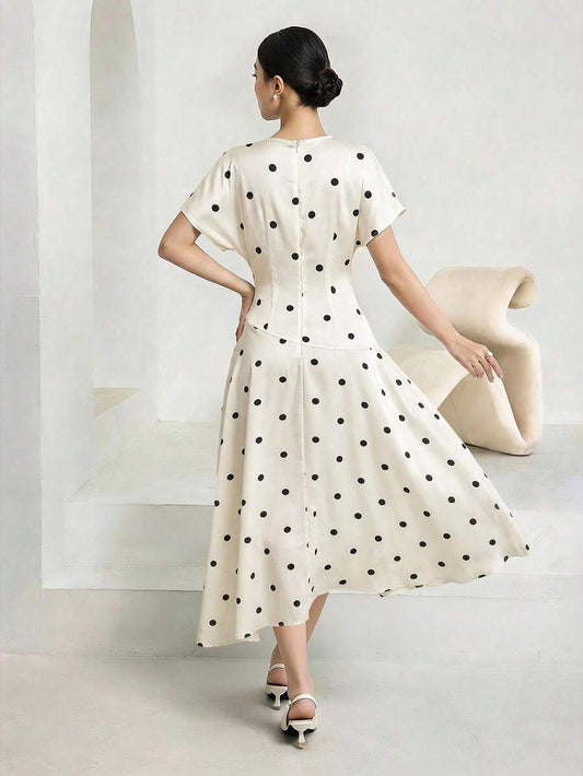 SHEIN فستان بطبعة نقاط مع تقليم خصر أنيق