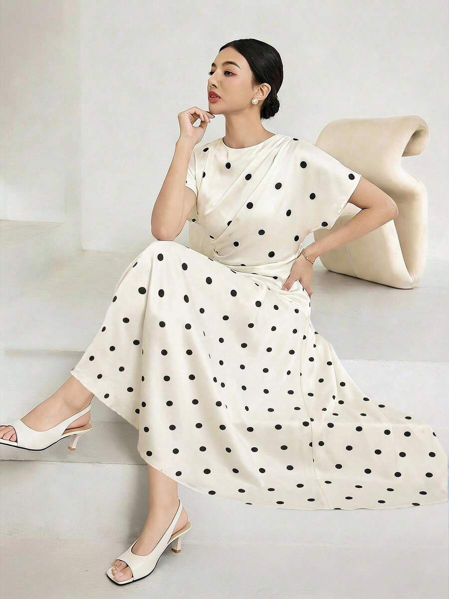 SHEIN فستان بطبعة نقاط مع تقليم خصر أنيق