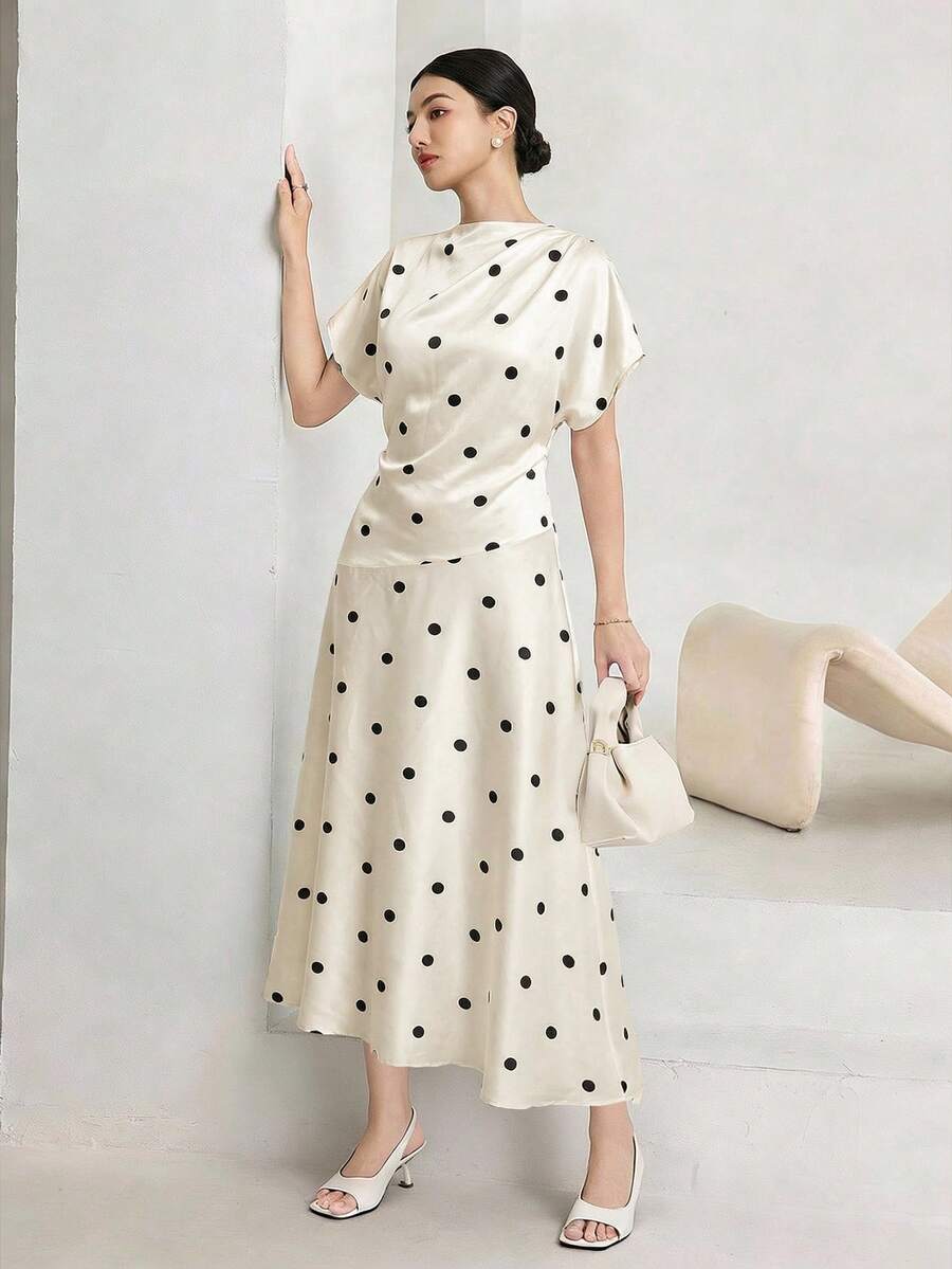SHEIN فستان بطبعة نقاط مع تقليم خصر أنيق