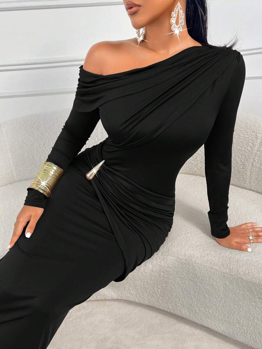 SHEIN AIJ فستان أسود طويل بياقة غير متماثلة بأكمام طويلة مزين بزر ذهبي
