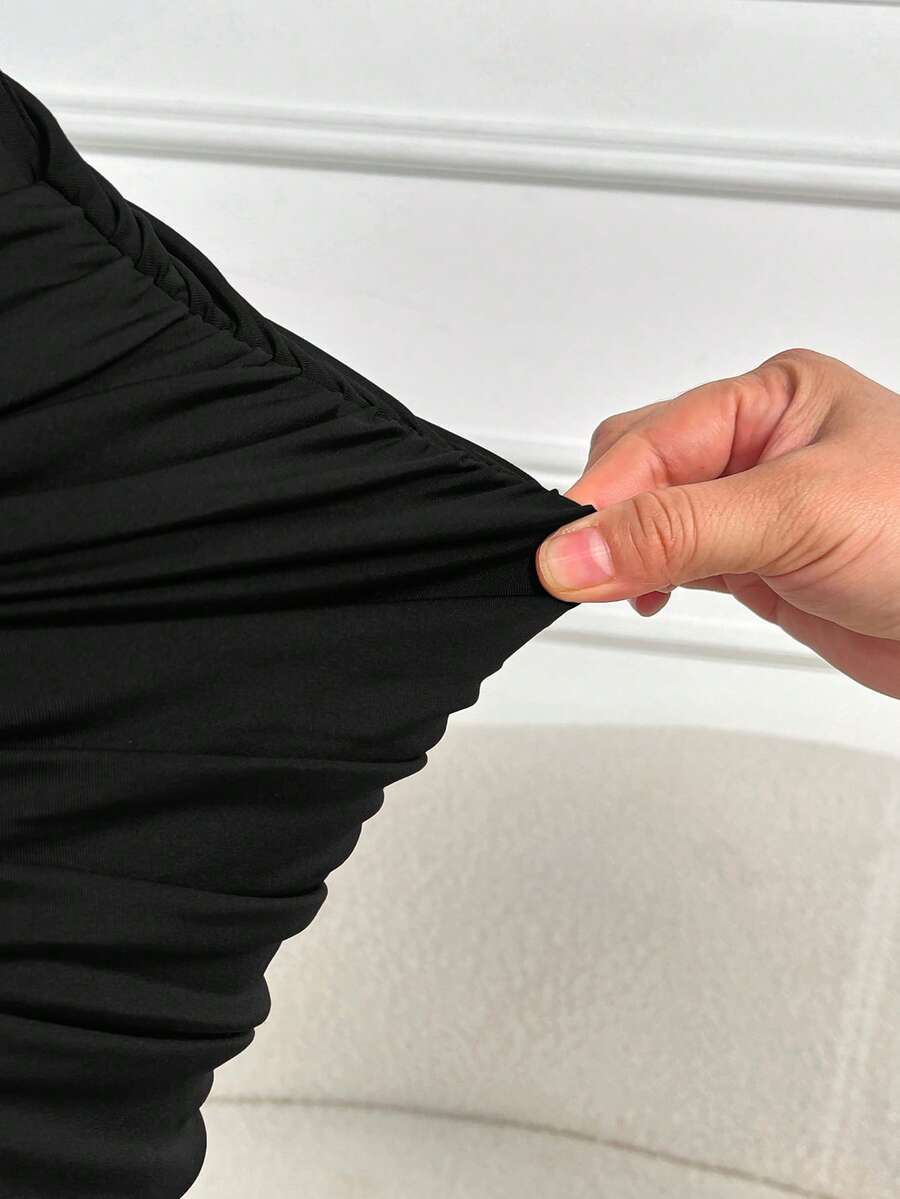 SHEIN AIJ فستان أسود طويل بياقة غير متماثلة بأكمام طويلة مزين بزر ذهبي