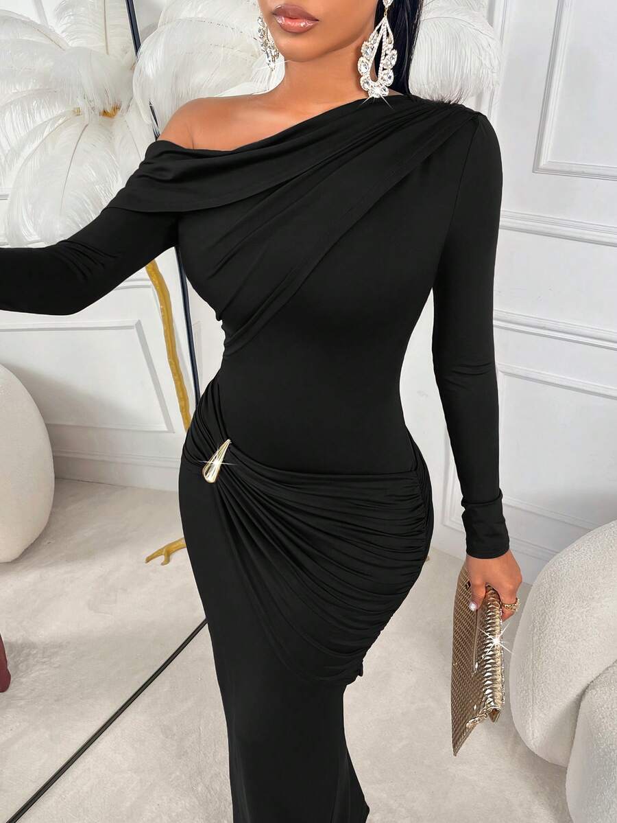 SHEIN AIJ فستان أسود طويل بياقة غير متماثلة بأكمام طويلة مزين بزر ذهبي