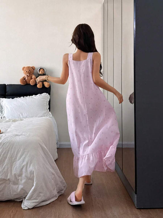 SHEIN فستان نوم بدون أكمام بطبعة فيونكة وخطوط وحافة مكرمشة