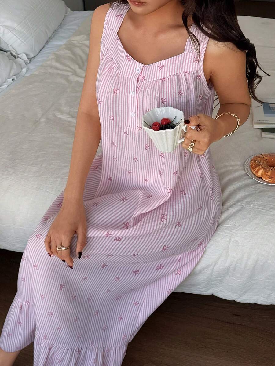 SHEIN فستان نوم بدون أكمام بطبعة فيونكة وخطوط وحافة مكرمشة