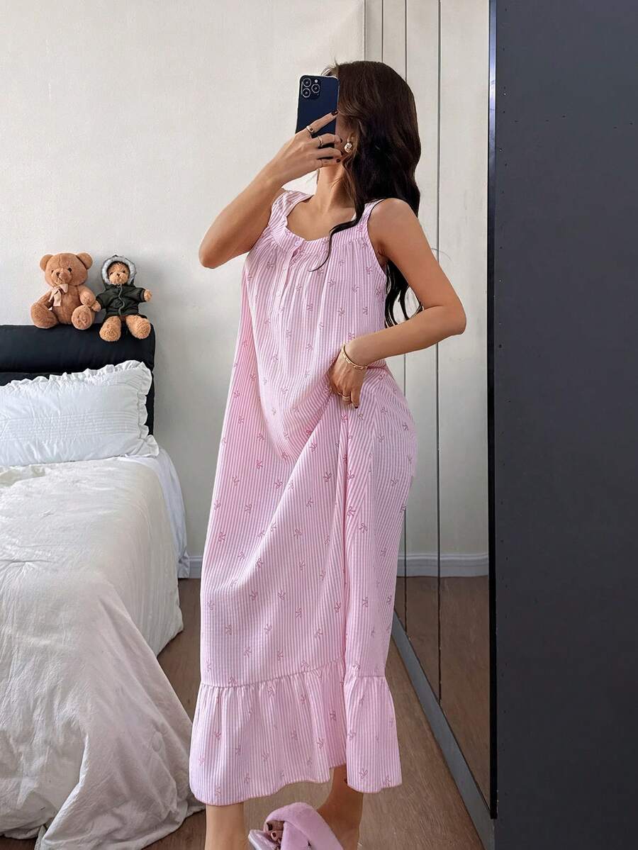 SHEIN فستان نوم بدون أكمام بطبعة فيونكة وخطوط وحافة مكرمشة