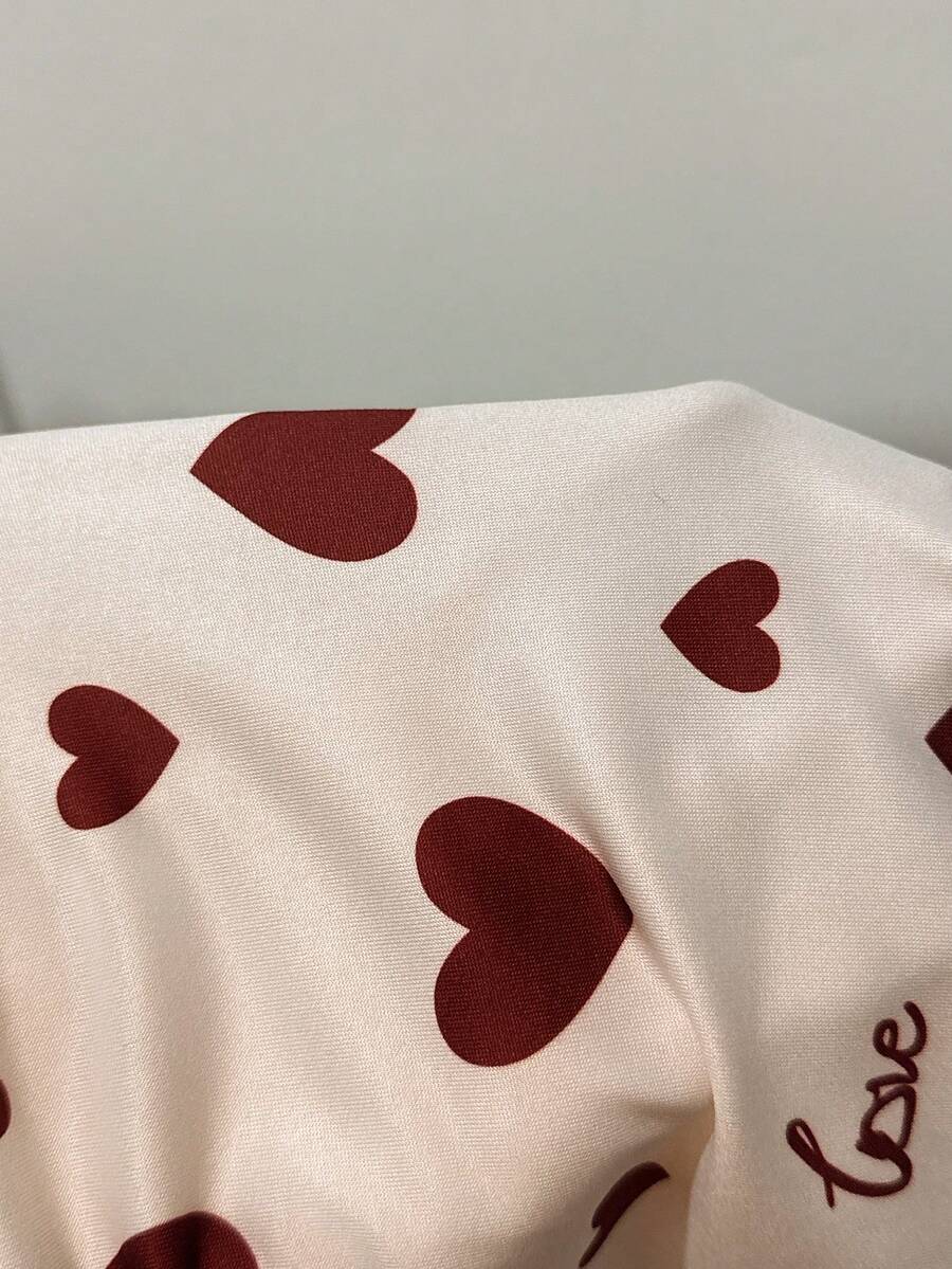 SHEIN Dream Adore جمبسوت نوم قصير  بألوان متباينة وطبعة قلوب