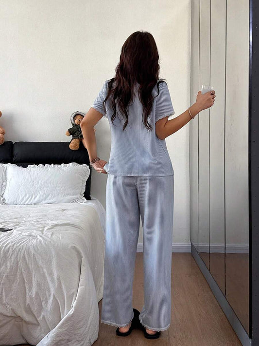 SHEIN طقم بيجامة كارديجان بطبعة زهور وخطوط مجعدة