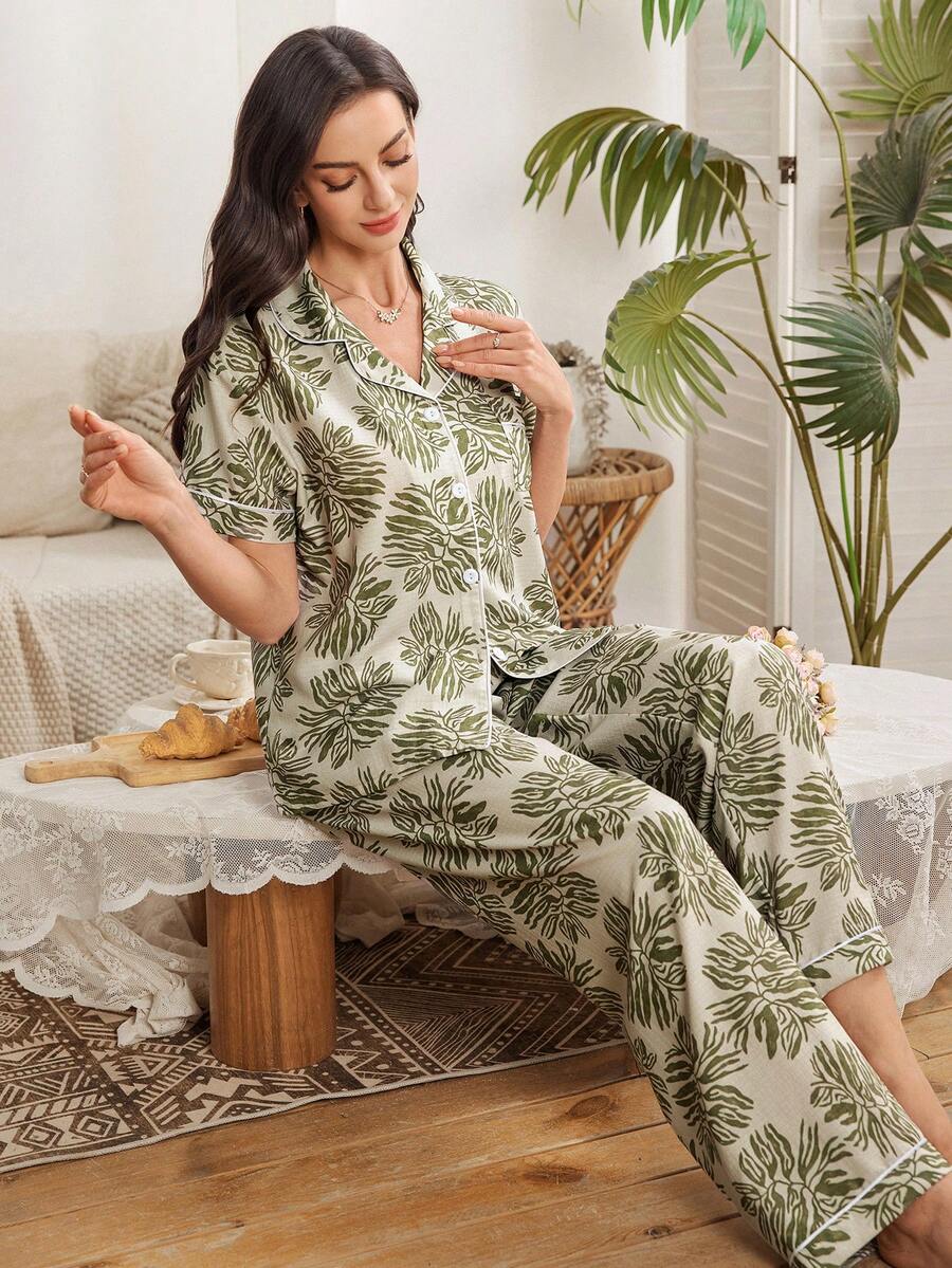 SHEIN Serenescape طقم بيجامة قصير الأكمام بطبعة أوراق جوز الهند
