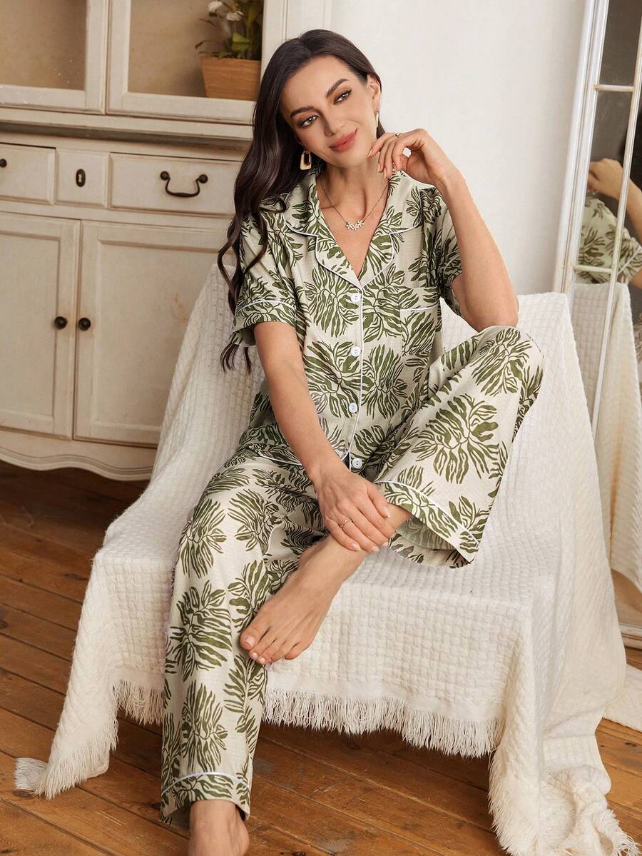 SHEIN Serenescape طقم بيجامة قصير الأكمام بطبعة أوراق جوز الهند