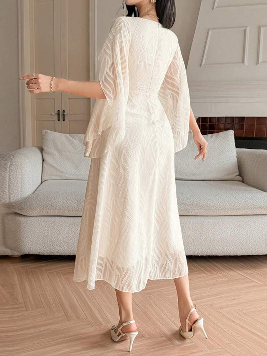 SHEIN DAZY فستان بيج طويل مطبوع بزهور بأكمام مكشكشة