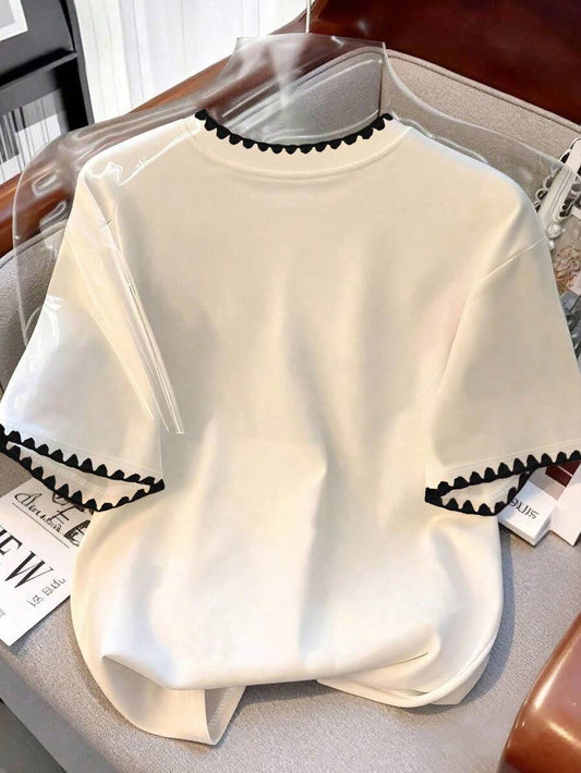 SHEIN Resyla تي شيرت أبيض بأكمام قصيرة مطرز بفيونكة