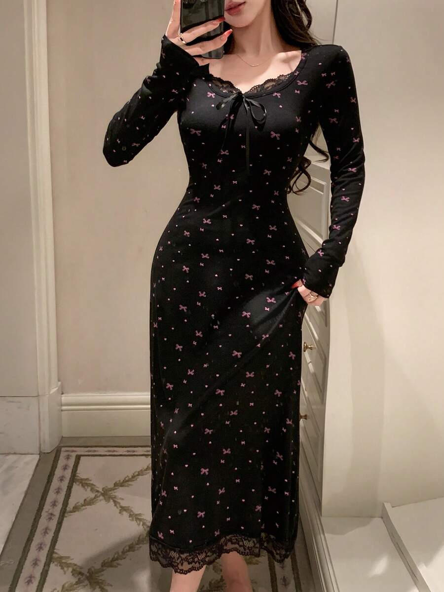 SHEIN DAZY فستان نوم أسود طويل بطبعة فيونكة مع تطريز دانتيل مربوطة الخصر