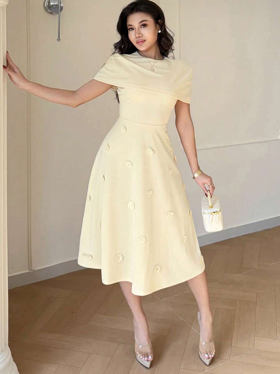 SHEIN فستان أنيق بلون أصفر مع تطريز