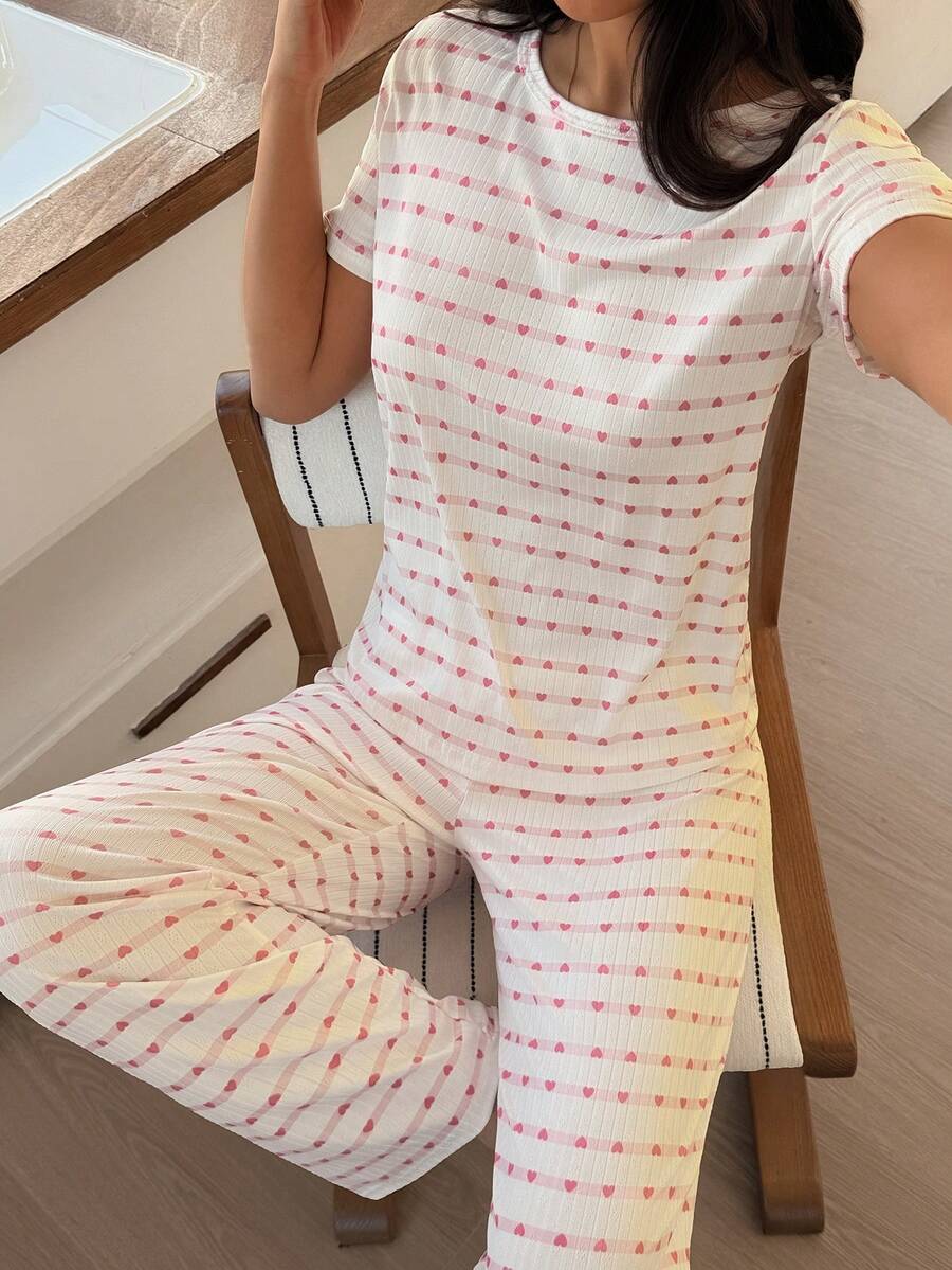 SHEIN Napfluff طقم بيجامة بنمط قلب مخطط مطرز وبلوزة قصيرة الأكمام وبنطال