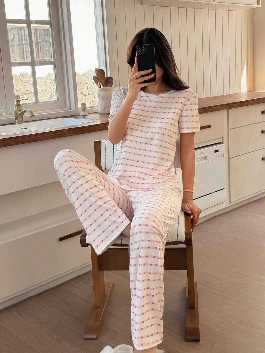SHEIN Napfluff طقم بيجامة بنمط قلب مخطط مطرز وبلوزة قصيرة الأكمام وبنطال