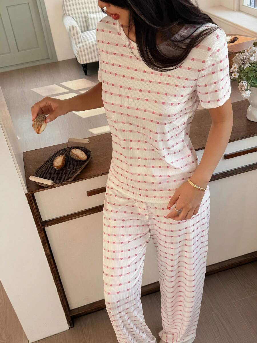 SHEIN Napfluff طقم بيجامة بنمط قلب مخطط مطرز وبلوزة قصيرة الأكمام وبنطال
