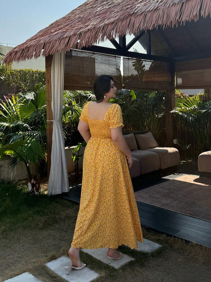 SHEIN Vibekara فستان أصفر للمقاسات الكبيرة بخصر مشدود وطبعة زهور صغيرة