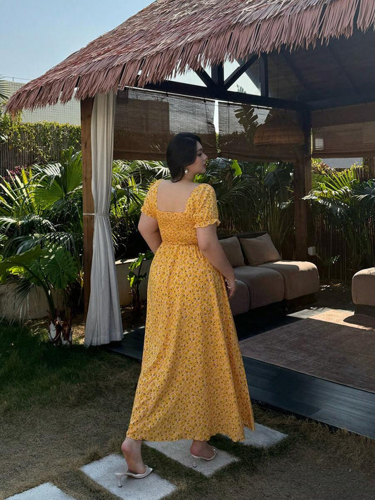 SHEIN Vibekara فستان أصفر للمقاسات الكبيرة بخصر مشدود وطبعة زهور صغيرة