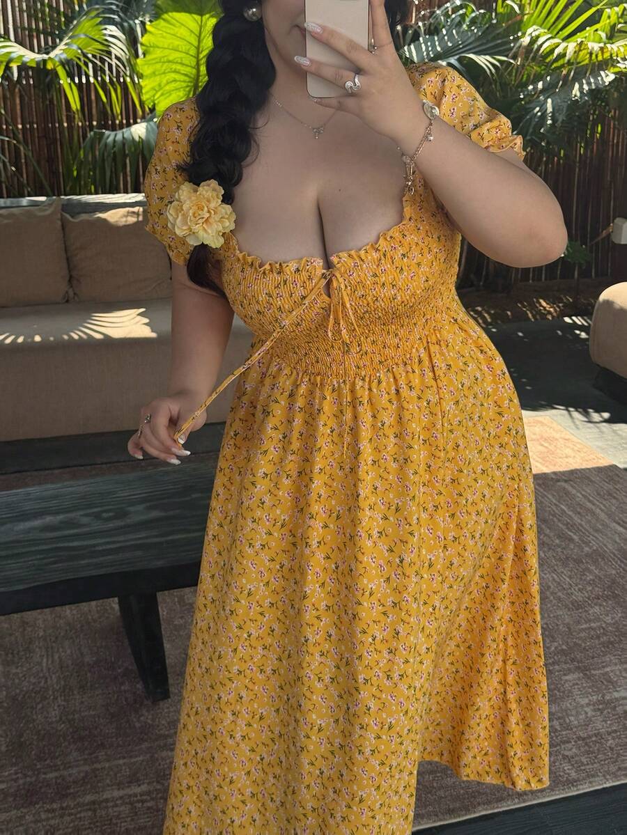 SHEIN Vibekara فستان أصفر للمقاسات الكبيرة بخصر مشدود وطبعة زهور صغيرة