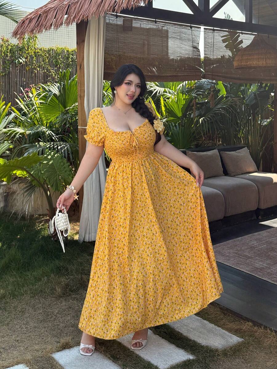 SHEIN Vibekara فستان أصفر للمقاسات الكبيرة بخصر مشدود وطبعة زهور صغيرة