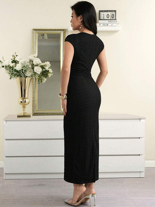 SHEIN Feyla فستان أسود بكتف غير متماثل وتفاصيل معدنية أنيقة