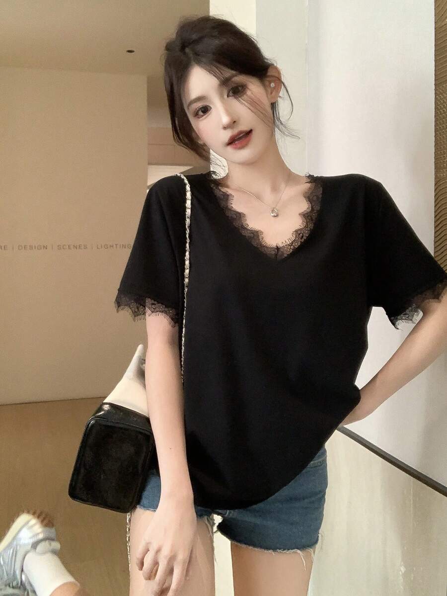 SHEIN DAZY تي شيرت أسود مزين بالدانتيل بأكمام قصيرة
