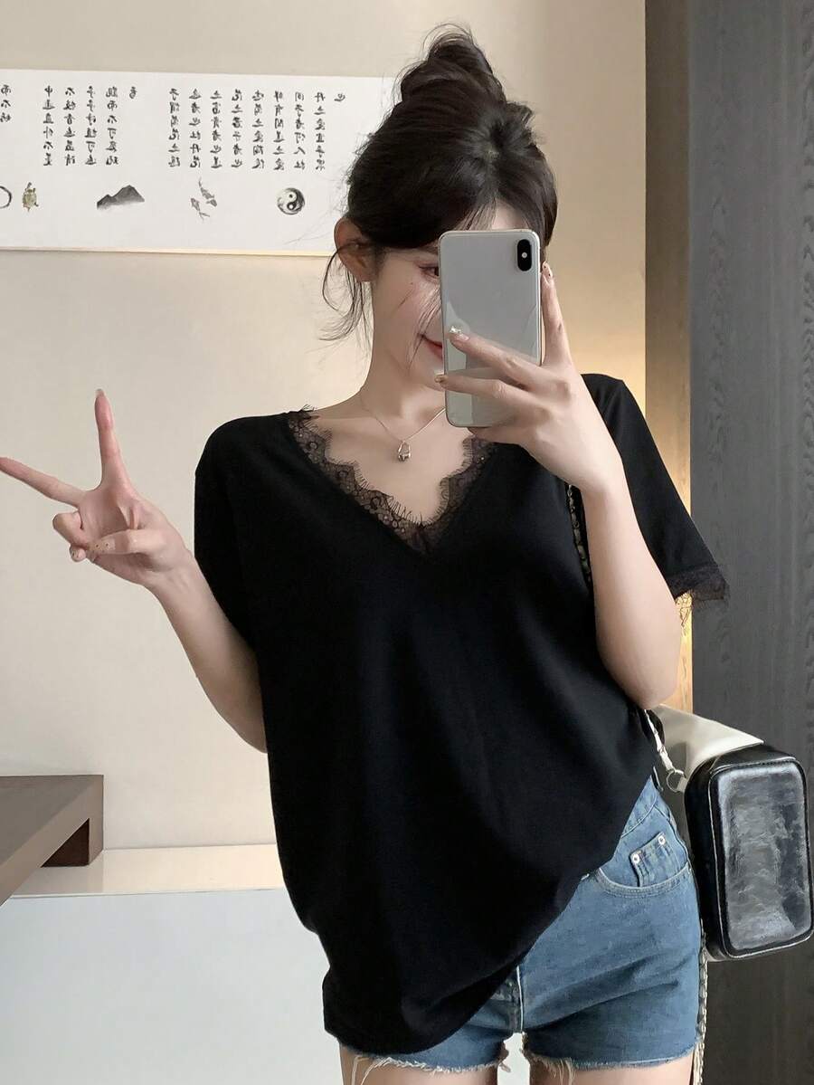 SHEIN DAZY تي شيرت أسود مزين بالدانتيل بأكمام قصيرة