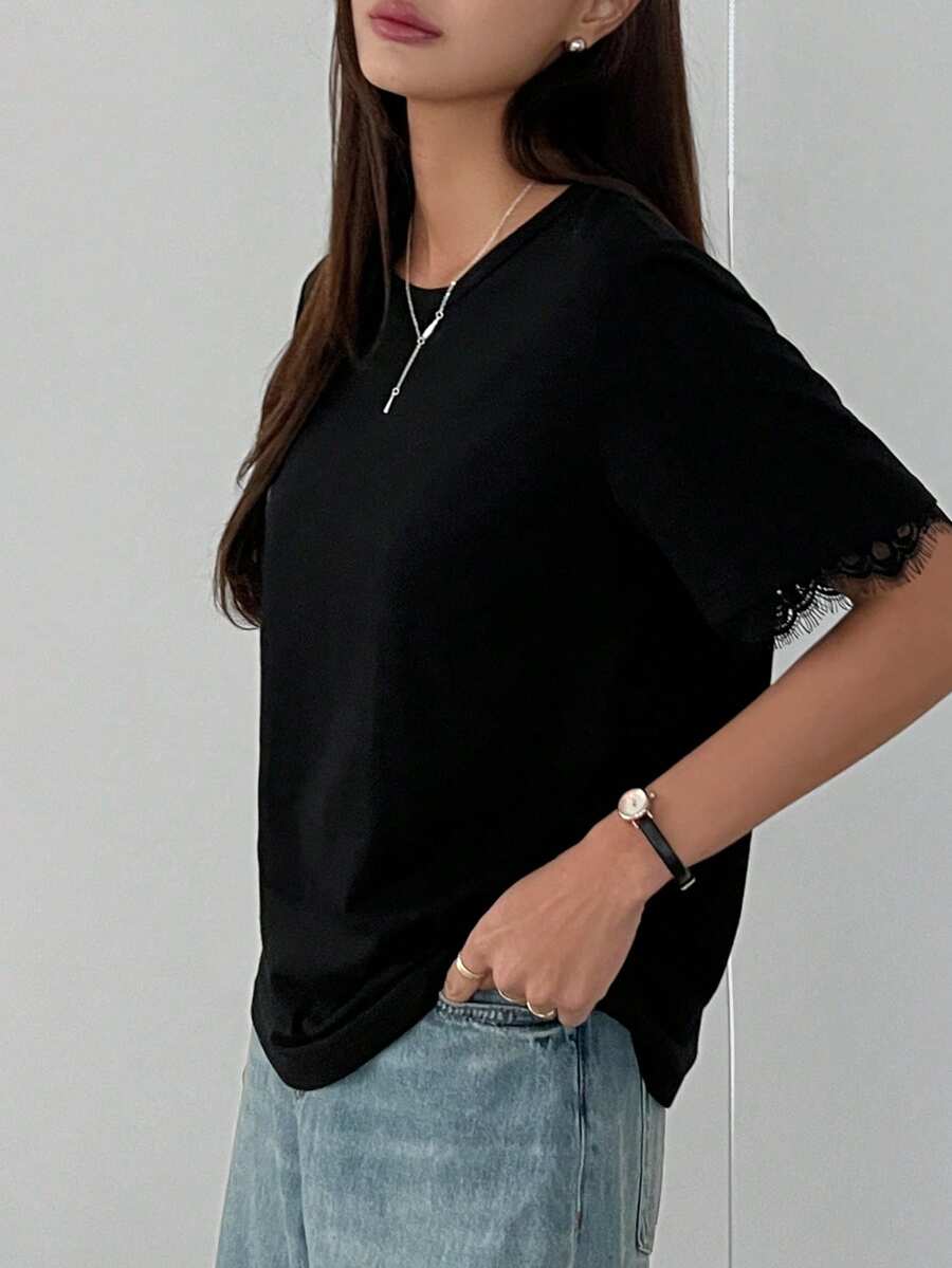 SHEIN DAZY تي شيرت أسود فضفاض بياقة دائرية بحواف دانتيل