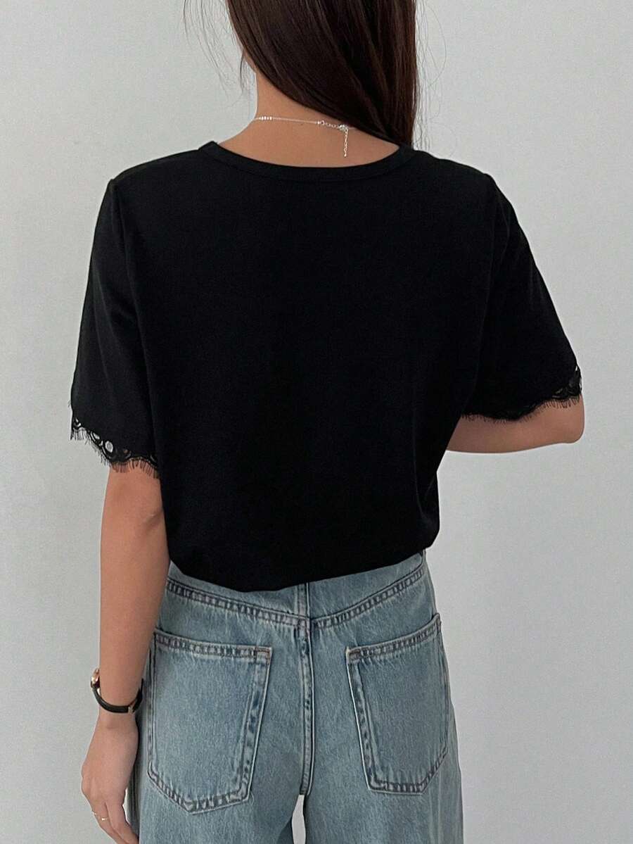 SHEIN DAZY تي شيرت أسود فضفاض بياقة دائرية بحواف دانتيل