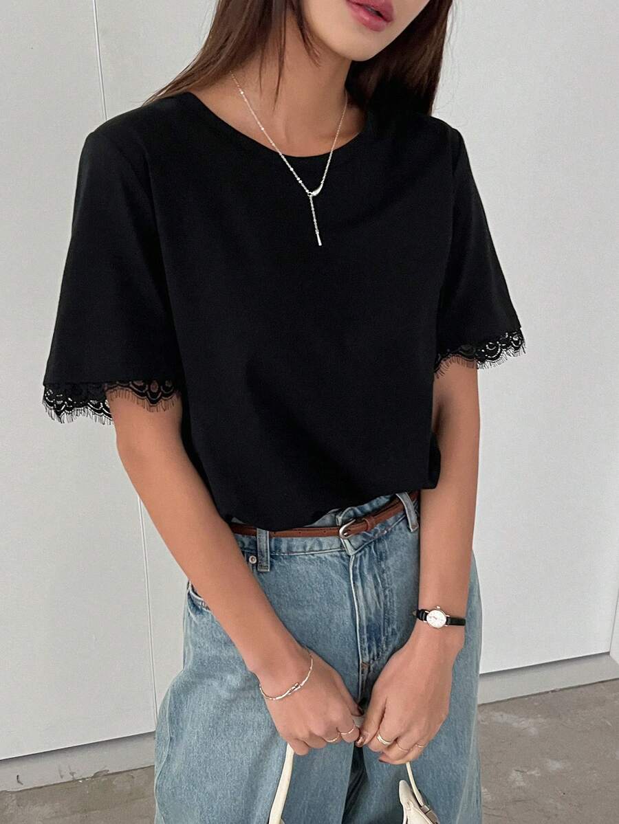 SHEIN DAZY تي شيرت أسود فضفاض بياقة دائرية بحواف دانتيل