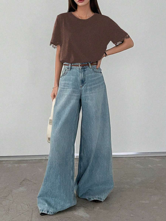 SHEIN DAZY تي شيرت بني بأكمام قصيرة فضفاضة مزين بالدانتيل
