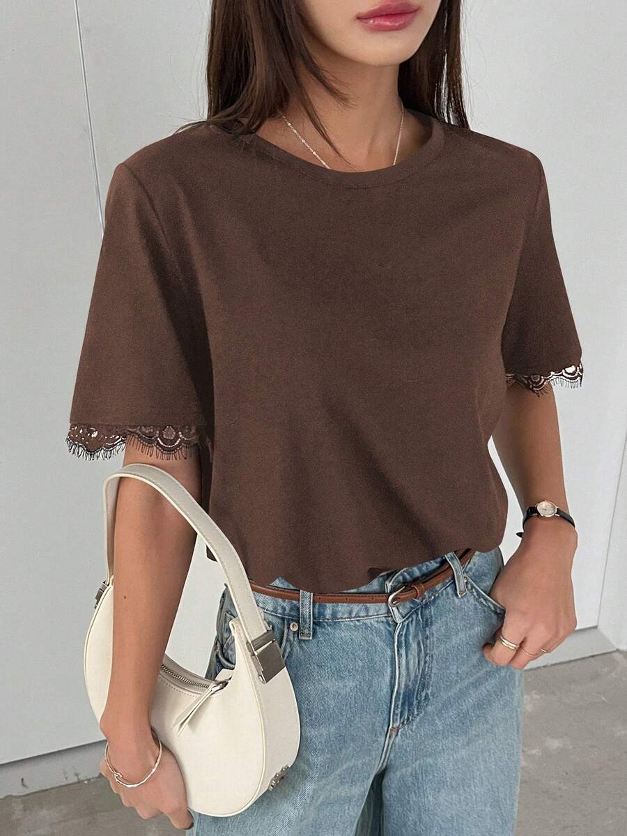 SHEIN DAZY تي شيرت بني بأكمام قصيرة فضفاضة مزين بالدانتيل