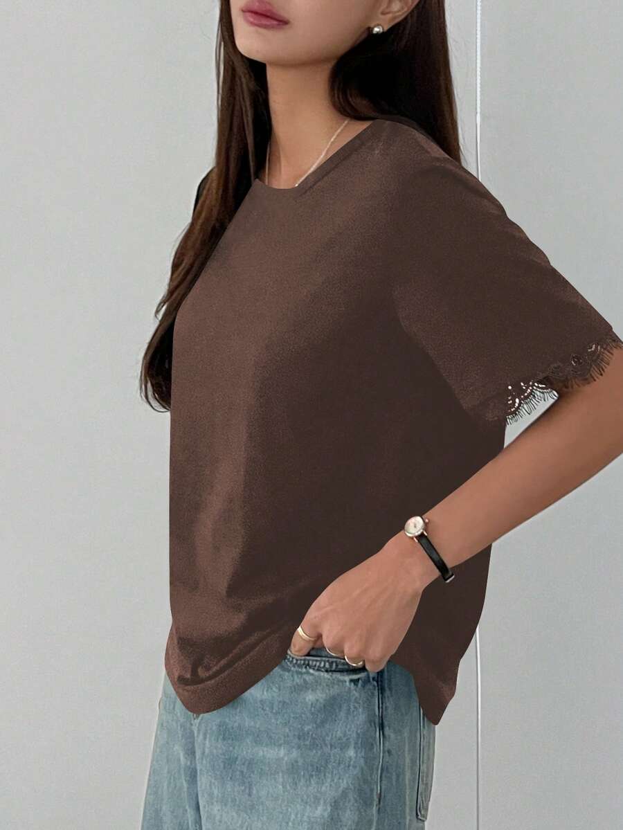 SHEIN DAZY تي شيرت بني بأكمام قصيرة فضفاضة مزين بالدانتيل