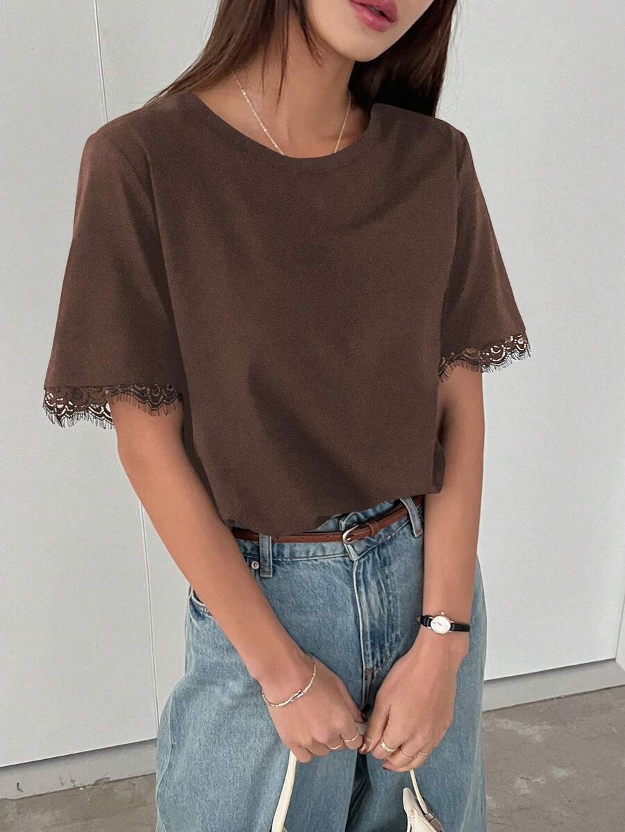 SHEIN DAZY تي شيرت بني بأكمام قصيرة فضفاضة مزين بالدانتيل