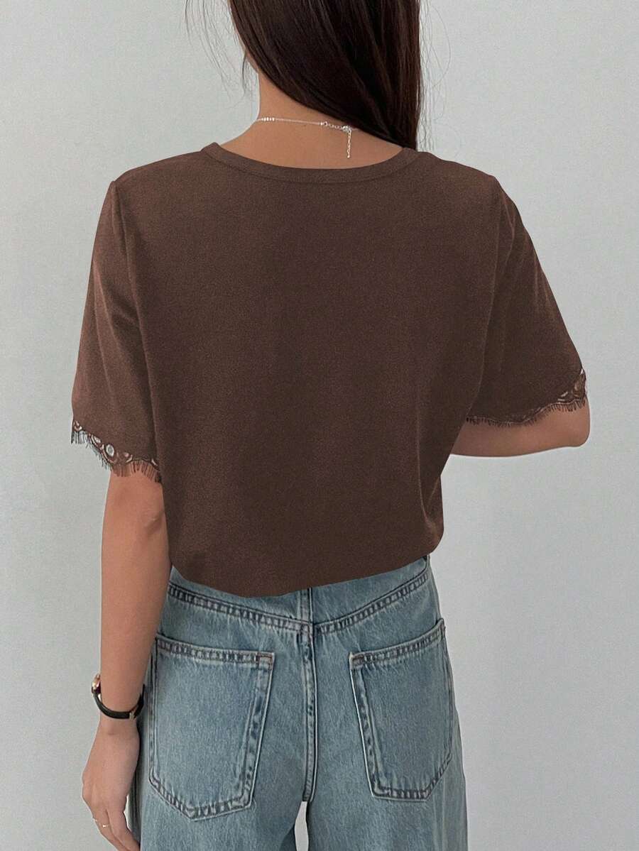 SHEIN DAZY تي شيرت بني بأكمام قصيرة فضفاضة مزين بالدانتيل