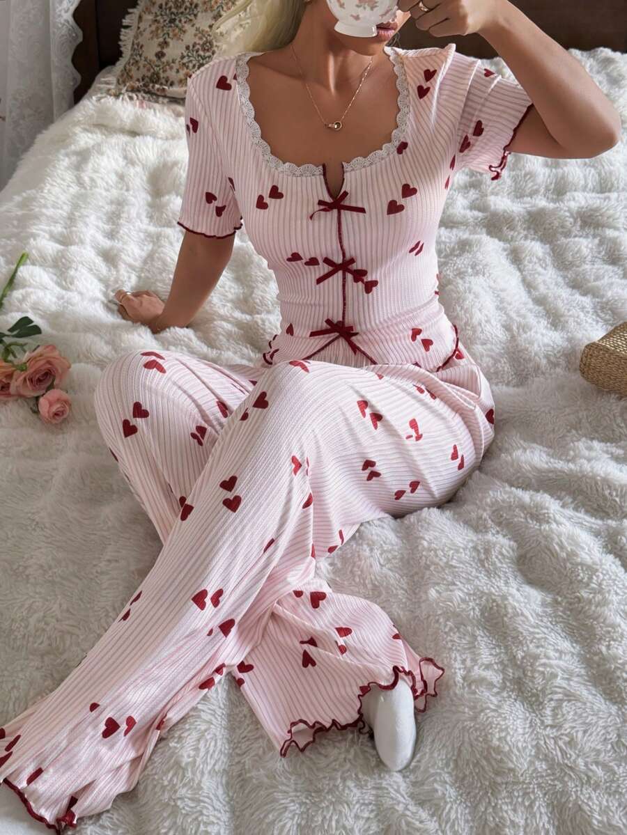 SHEIN طقم بيجامة قطعتين بنقشة قلب مخطط بملمس محبوك