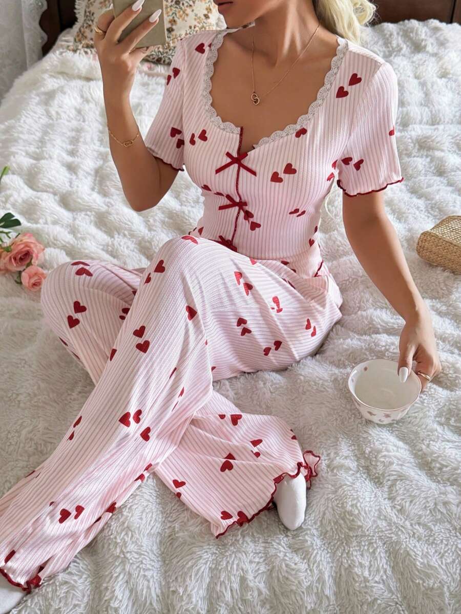 SHEIN طقم بيجامة قطعتين بنقشة قلب مخطط بملمس محبوك