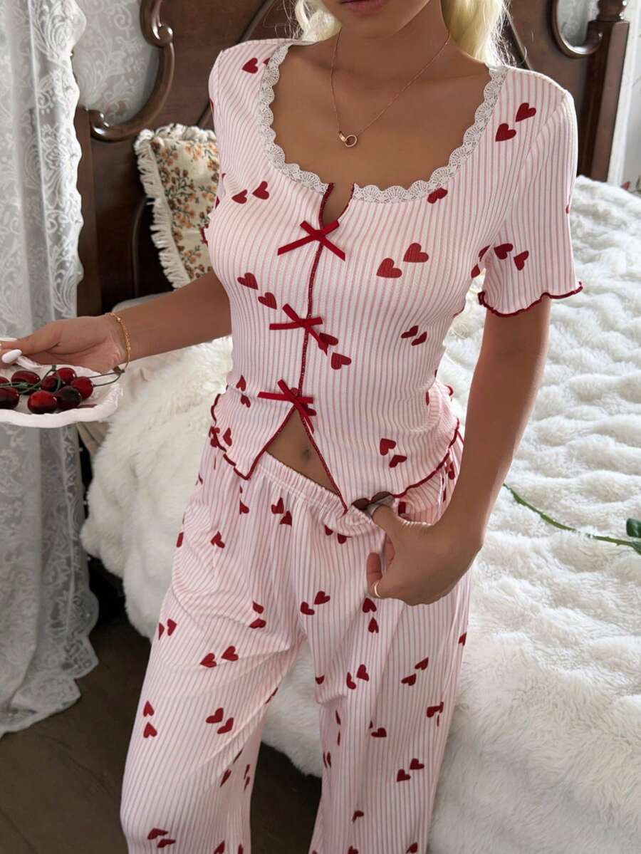 SHEIN طقم بيجامة قطعتين بنقشة قلب مخطط بملمس محبوك