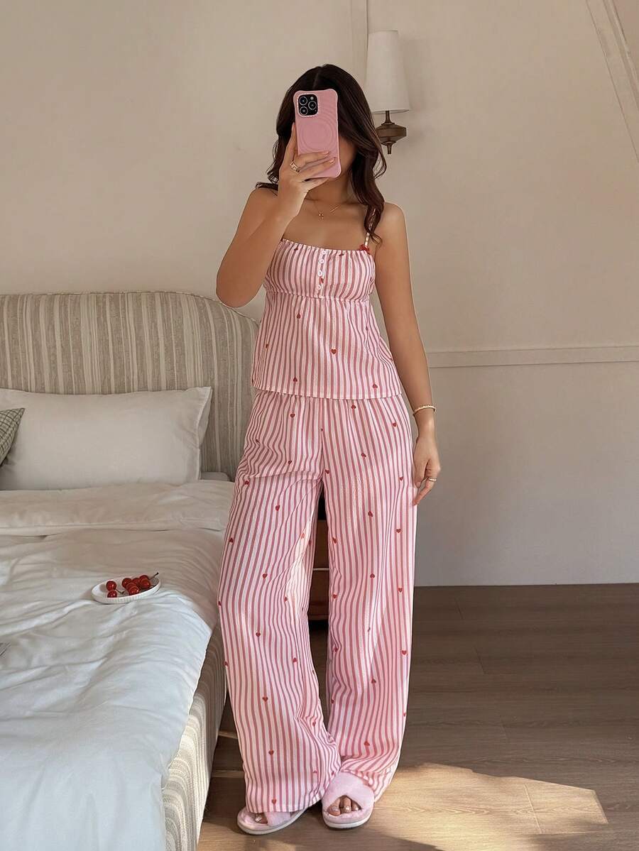 SHEIN Dream Adore طقم بيجامة كامي بطبعة قلب مخطط وبنطال مستقيم