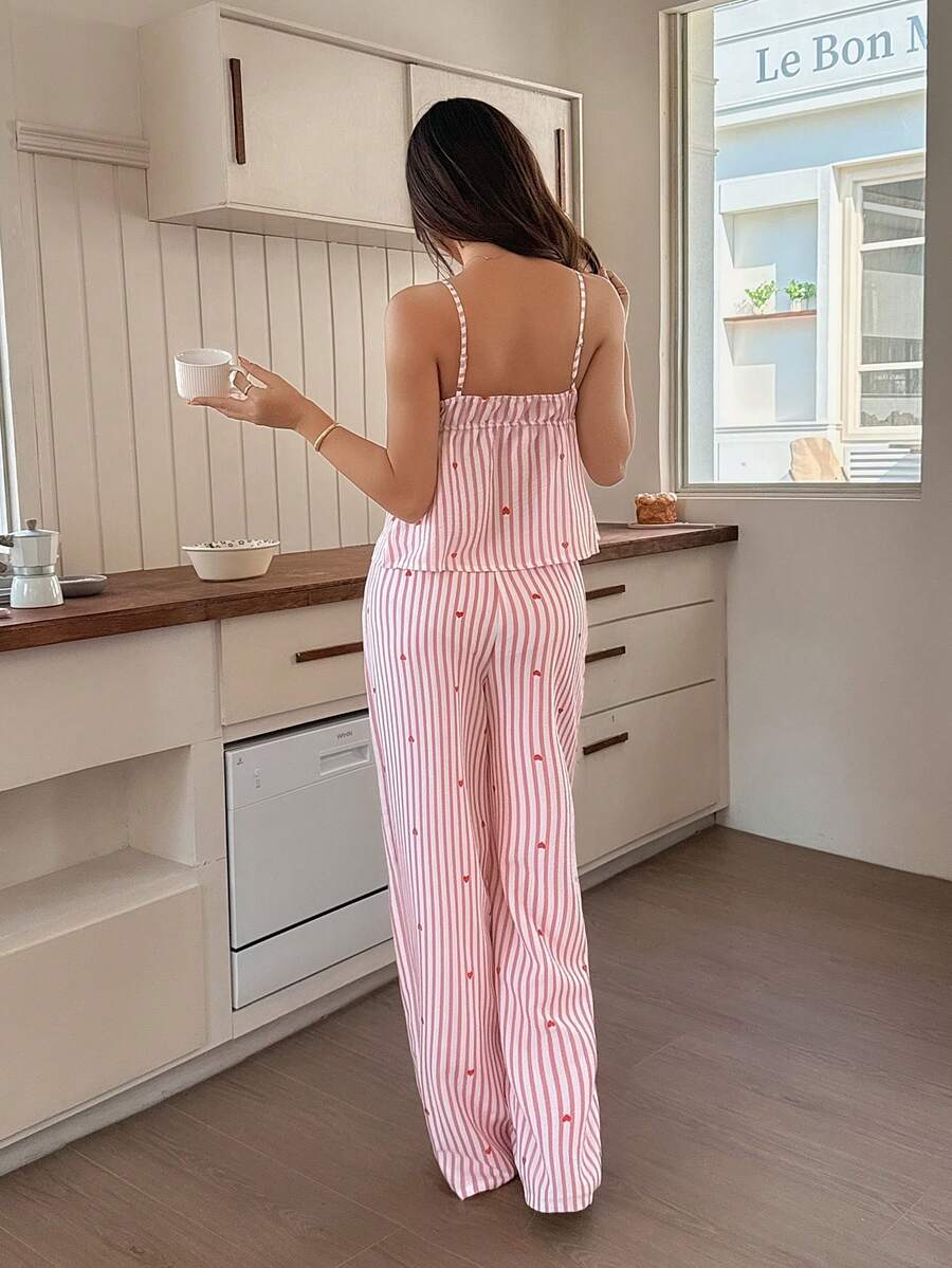 SHEIN Dream Adore طقم بيجامة كامي بطبعة قلب مخطط وبنطال مستقيم