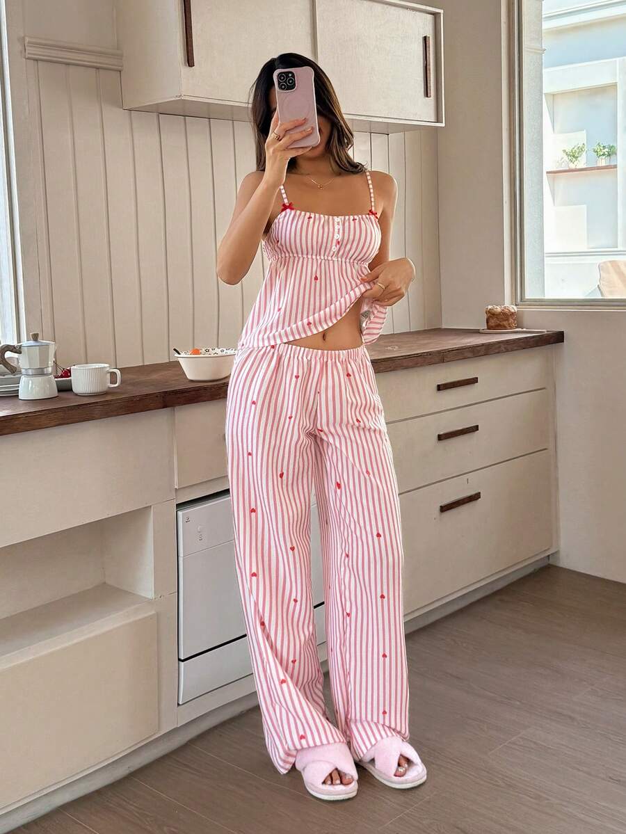 SHEIN Dream Adore طقم بيجامة كامي بطبعة قلب مخطط وبنطال مستقيم