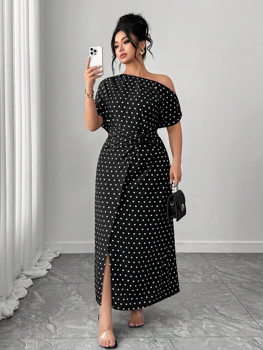 SHEIN Elenzga فستان للمقاسات الكبيرة بطبعة نقاط وكتف غير متماثل وخصر ملتوي