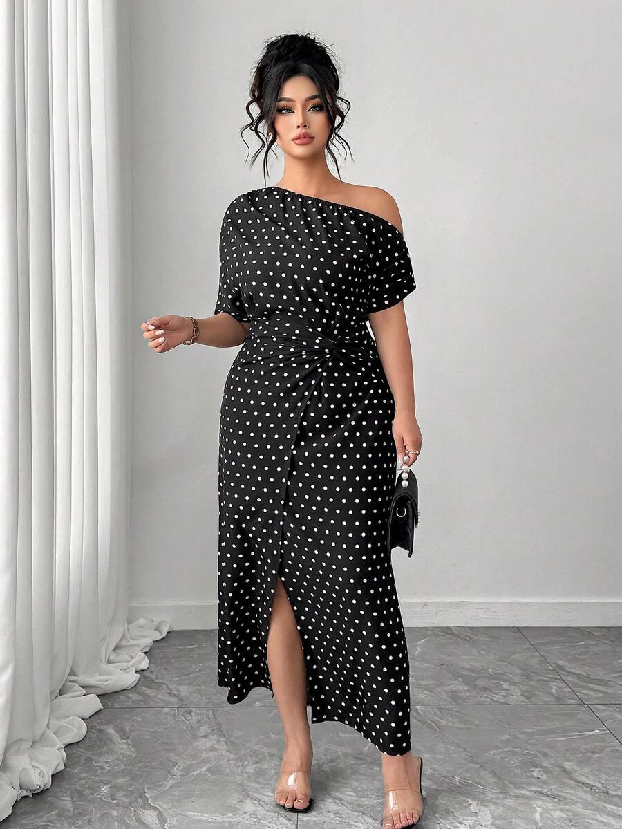 SHEIN Elenzga فستان للمقاسات الكبيرة بطبعة نقاط وكتف غير متماثل وخصر ملتوي