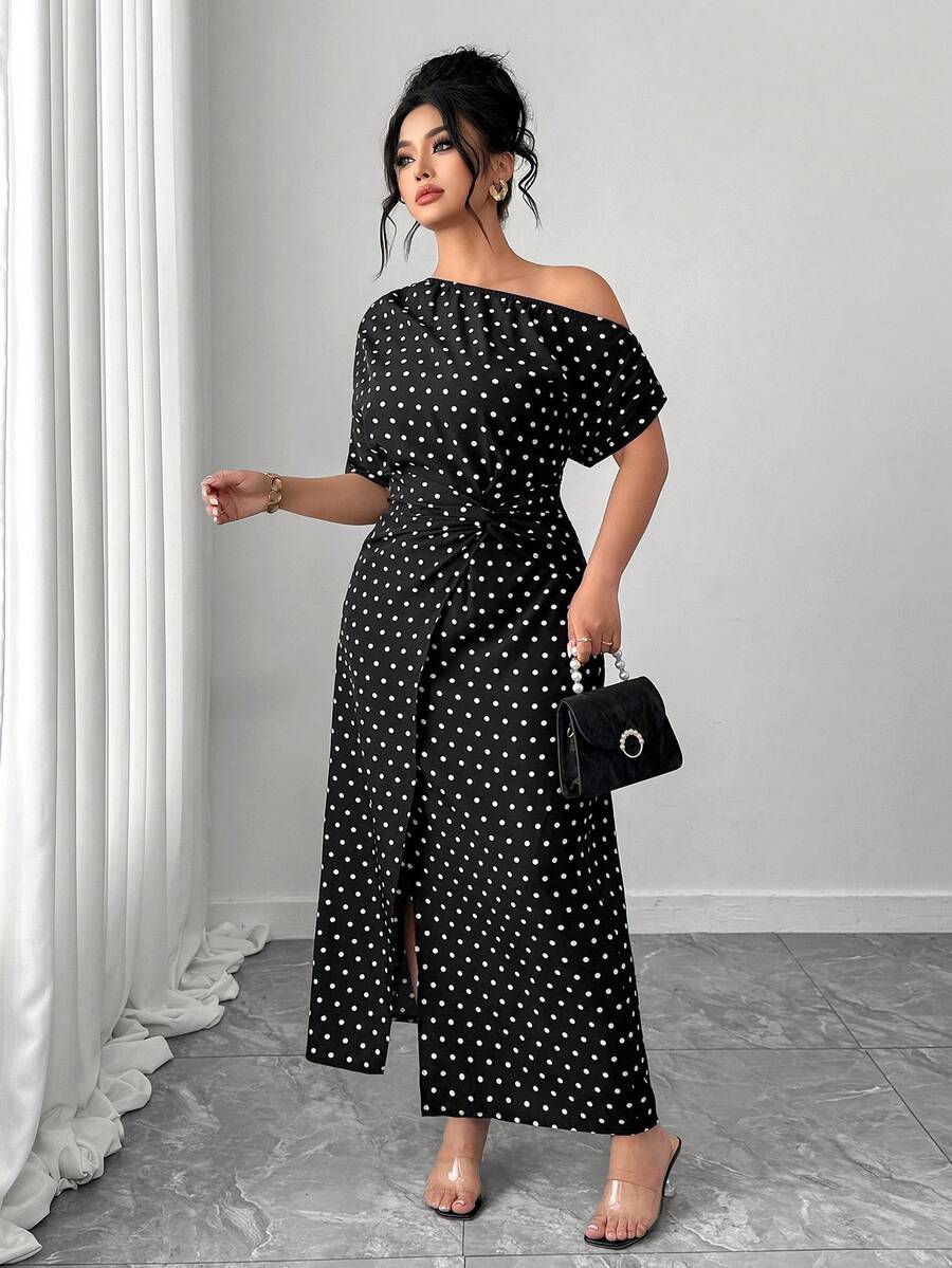 SHEIN Elenzga فستان للمقاسات الكبيرة بطبعة نقاط وكتف غير متماثل وخصر ملتوي