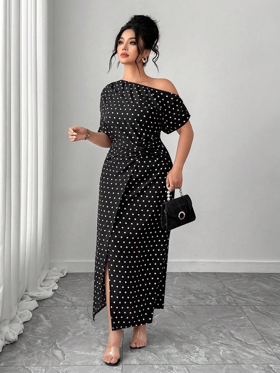 SHEIN Elenzga فستان للمقاسات الكبيرة بطبعة نقاط وكتف غير متماثل وخصر ملتوي