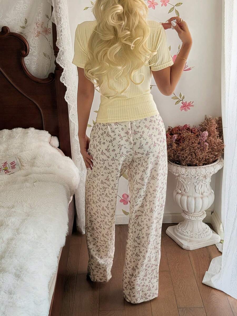 SHEIN CottageSlumber طقم قطعتين بطبعة زهور من توب بأكمام قصيرة وبنطلون